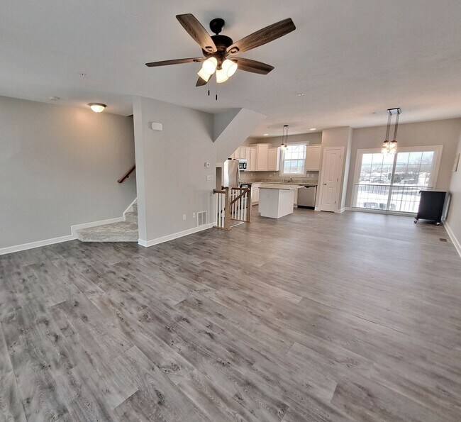 Building Photo - 3 Bed / 2-1/2 Bath  Single Family Town Home w/Attached1 Car Garage