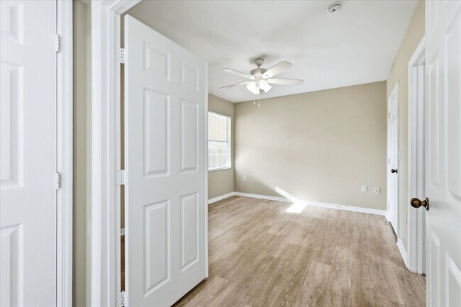 Building Photo - 1015 Villagio Cir