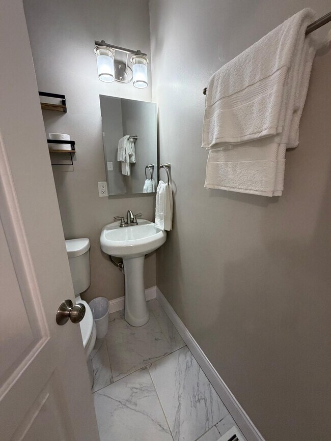 Building Photo - 6913 Etzel Ave