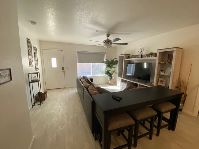 Building Photo - 3045 Palisades Dr