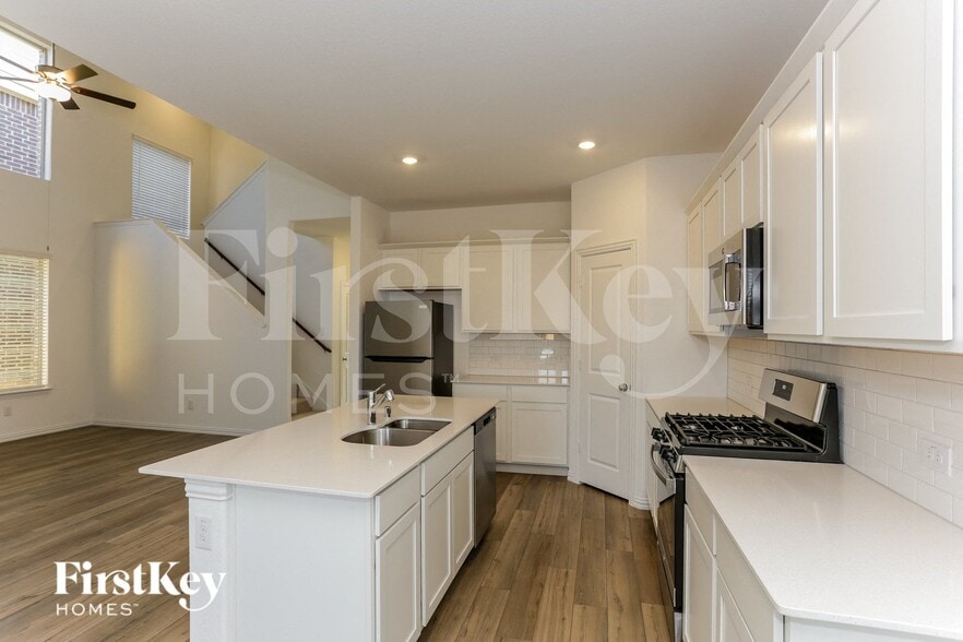 Building Photo - 10045 Elkhorn Dr