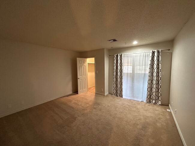 Building Photo - Gorgeous and spacious condo in a quiet and...