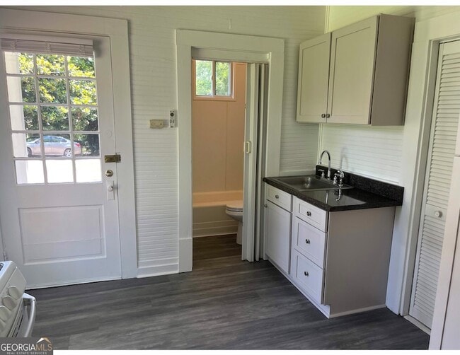 Building Photo - 806 Briarcliff Rd NE