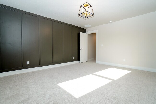 Building Photo - 150 N Edgewood Ln