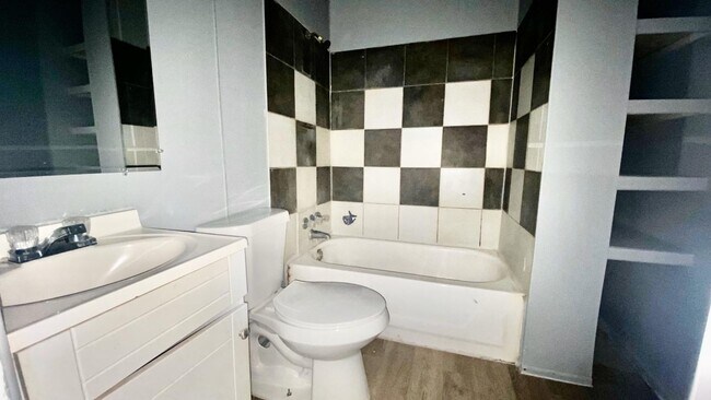 Building Photo - Handyman Special $0 First Month's Rent / “You fix, you SAVE BIG!!” Contact Mayshell for details: ...