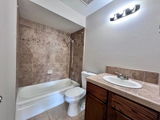 Building Photo - $2,295 Villa & Barstow, 3 Bedroom Condo - ...