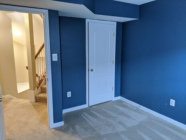 Building Photo - 3 Level townhouse in Frederick available e...
