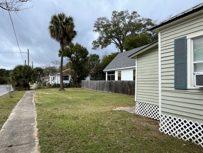 Building Photo - Furnished Downtown Mid Term Rental near East Hill