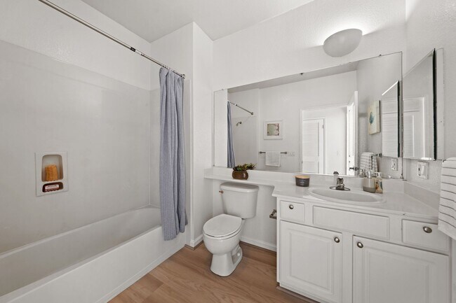 Building Photo - Epic REA - Top floor, Sweeping Views, 3 BR...