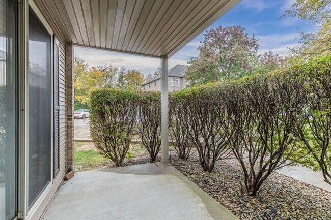 Building Photo - Two bedroom, two bath apartment with golf ...