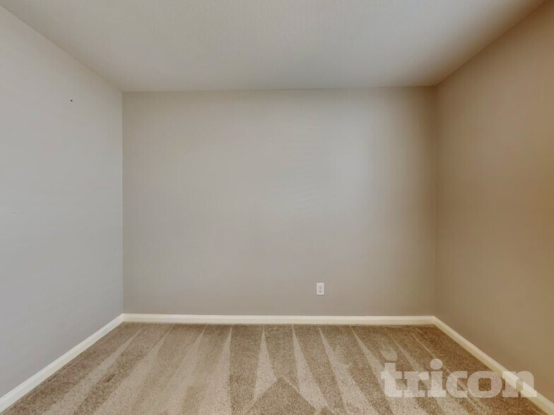 Building Photo - 8122 Hall View Dr