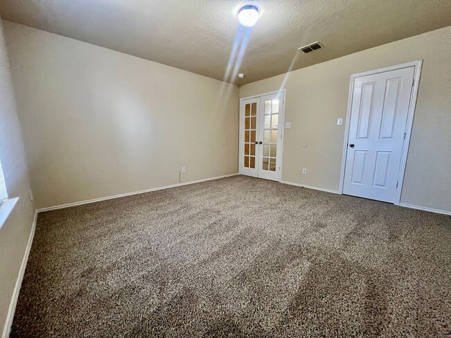 Building Photo - **Freshly Painted~ Easy access to 1604 and...