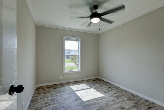 Building Photo - 5233 Clarksville Rd