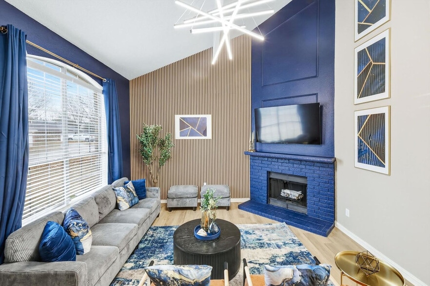 Building Photo - 2 St Charles Pl