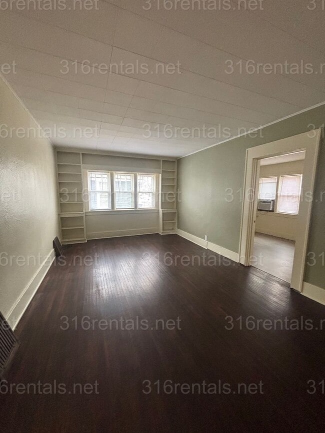 Building Photo - 3 bed 1 bath available NOW!