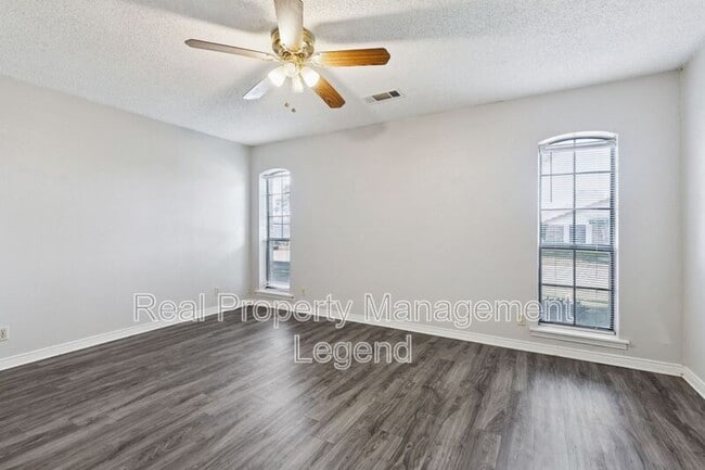 Building Photo - 1156 Mountain View St