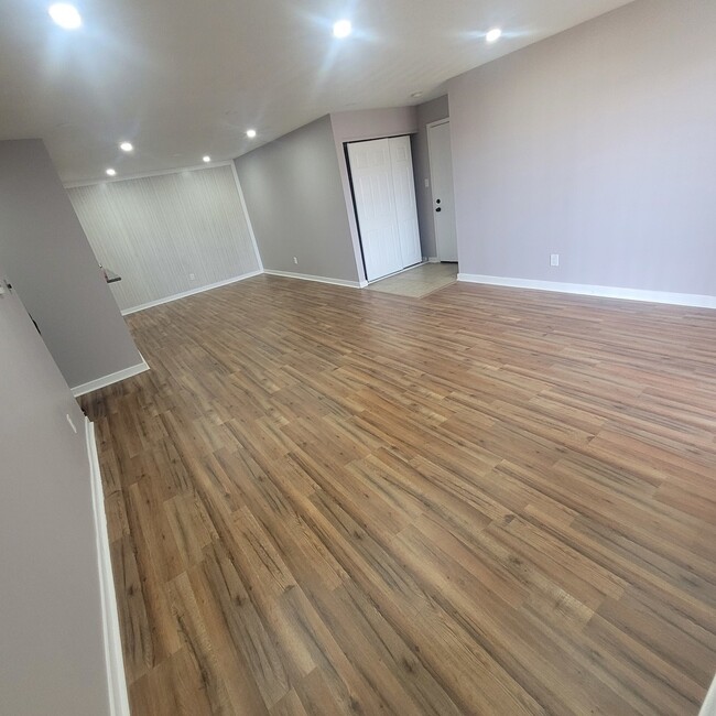 Building Photo - 803 Garden Cir