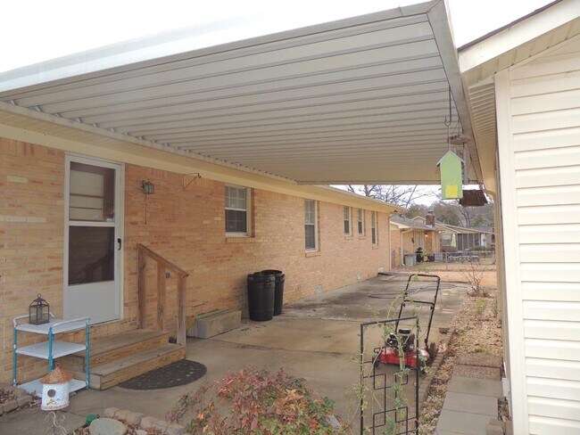 Building Photo - 2316 Rodgers Dr NE