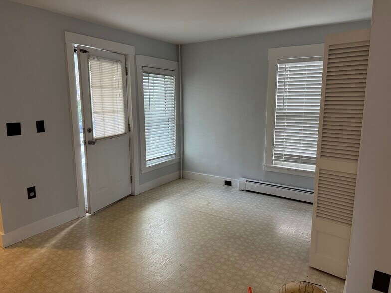 kitchen eating area - 55 A Thorndike