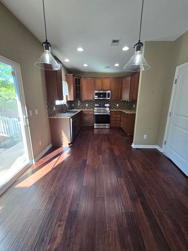 Building Photo - Amazing 3 bedrooms plus a loft, and 2.5 ba...