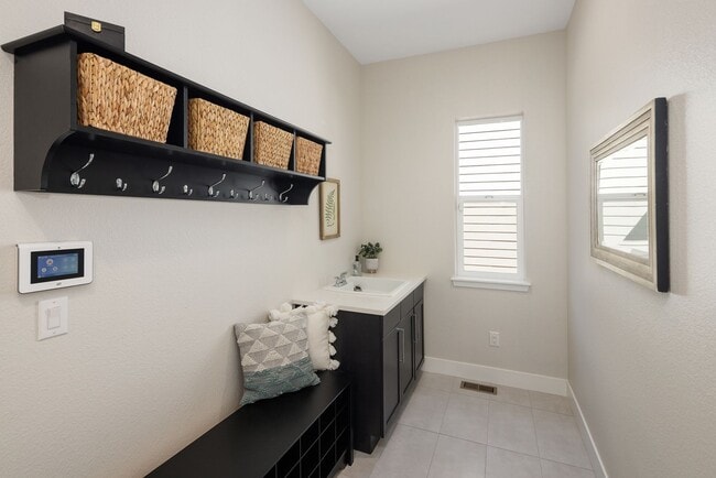 Building Photo - 6 Bedroom 5.5 Bathroom Single Family Home ...