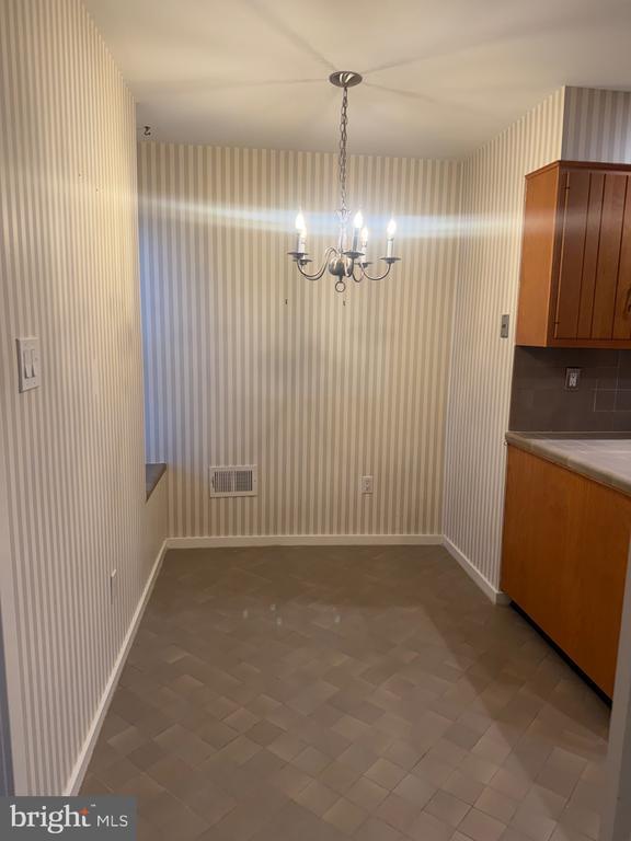 Building Photo - 14 Oak Knoll Dr
