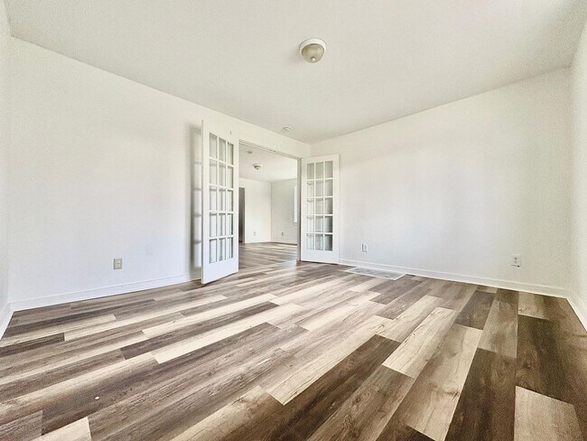 Building Photo - 2117 Bertrand St