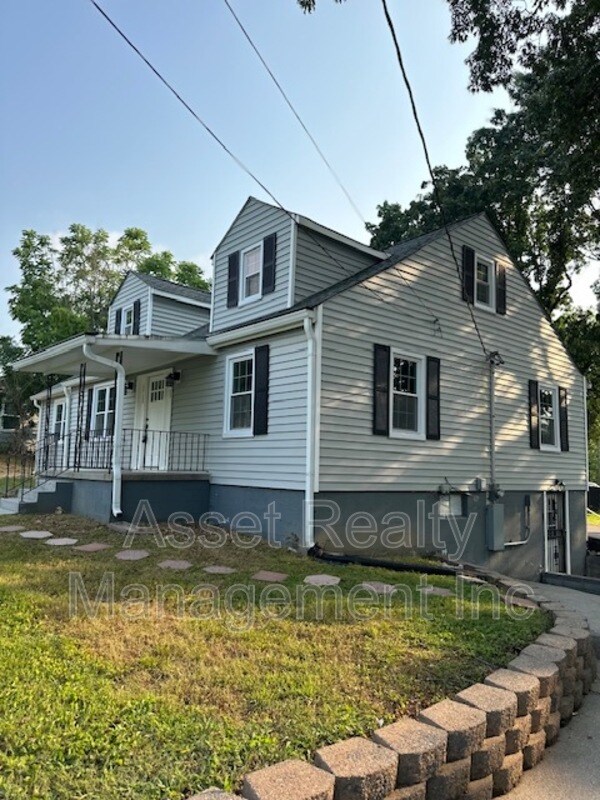 Building Photo - 2208 Sanderson Rd