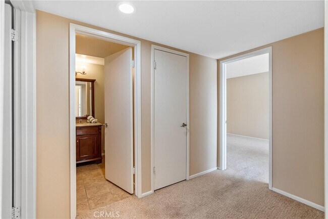 Building Photo - 13 Rockrose Way