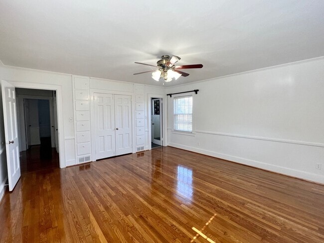 Building Photo - 437 Banks St