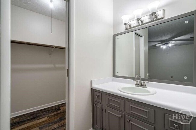 Building Photo - 108 Fernbanks Ct