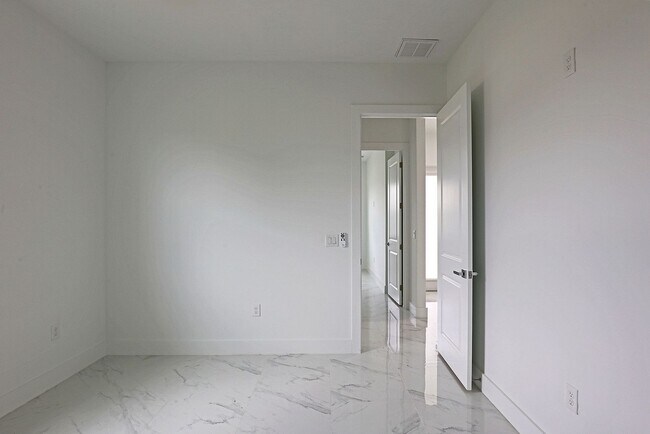 Building Photo - Duplex-929 Eisenhower Blvd Lehigh Acres, F...