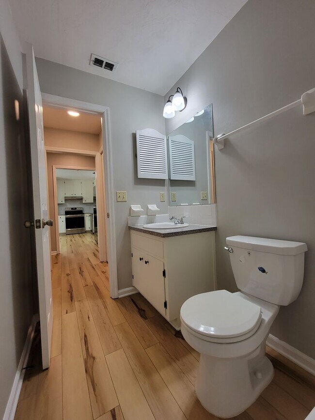 Building Photo - 2 bedroom/ 2 bath duplex for rent in NE Tallahassee, woodfloors, fenced back yard available Augus...