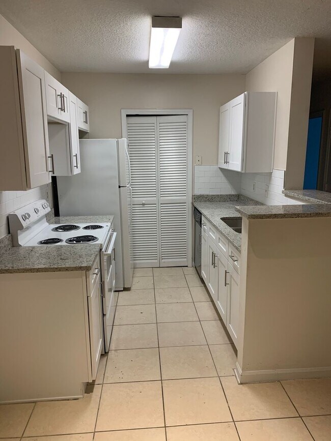 Building Photo - Coming Soon - Condo at Sunset Lake - 3 Beds, 2 Baths