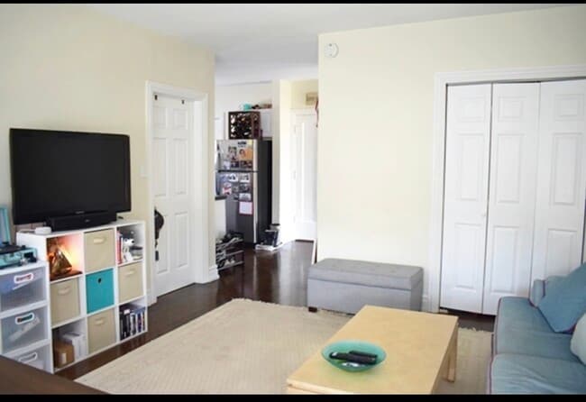 Building Photo - 3823 N Greenview Ave