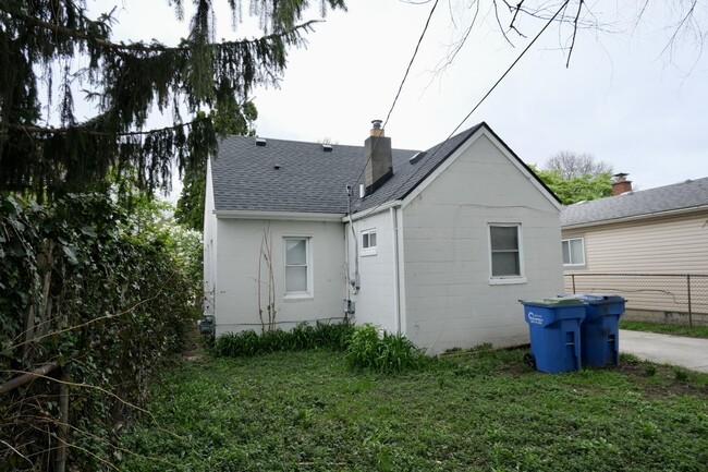 Building Photo - 11032 Continental Ave