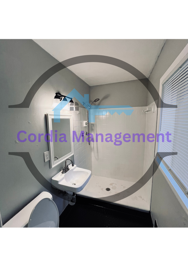 Building Photo - Lovely 3 bedroom 2 Bath with Garden Green Kitchen