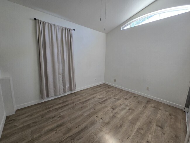 Building Photo - 1250 NW Ellan St