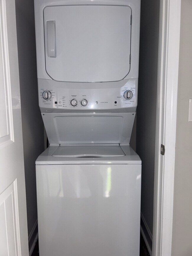 Building Photo - 2 Bedroom 1.5 Bathroom