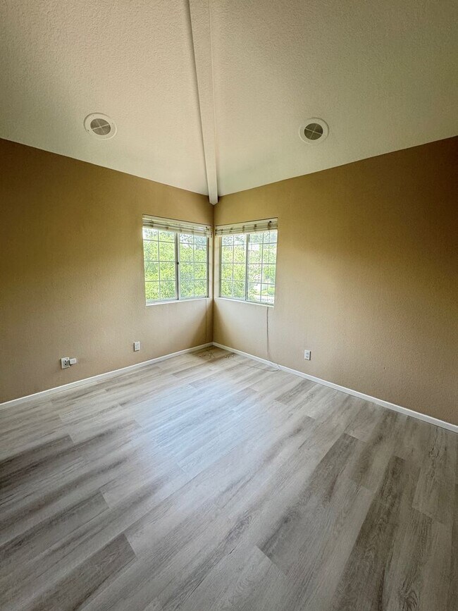 Building Photo - Large, end-unit townhome in the heart of Thousand Oaks