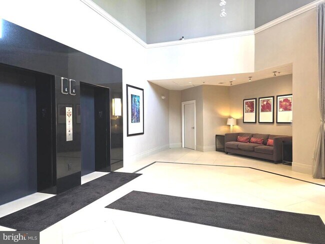 Building Photo - 1645 International Dr