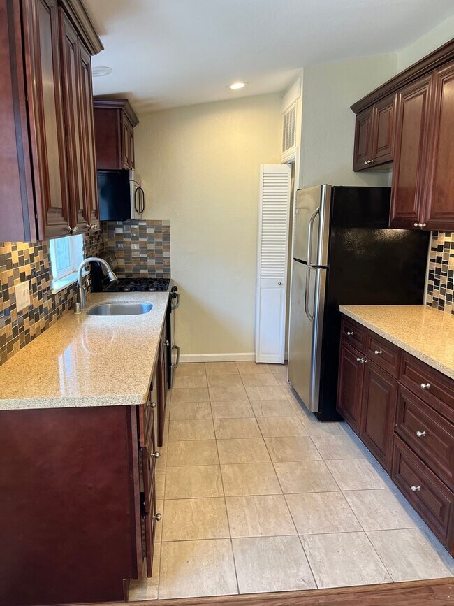 Building Photo - Spacious 1bd/1ba apartment