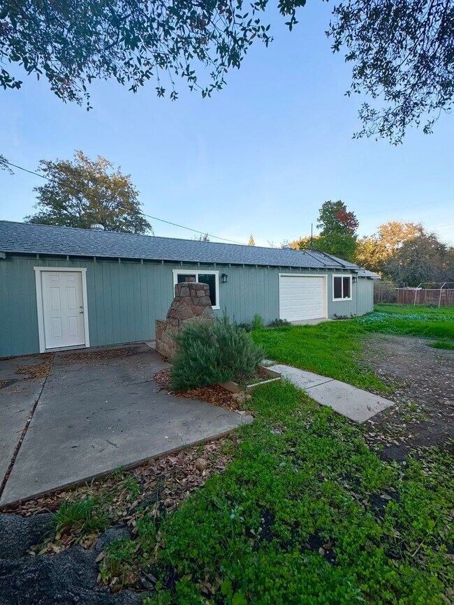 Building Photo - Spacious Country Home w/ HUGE SHOP!