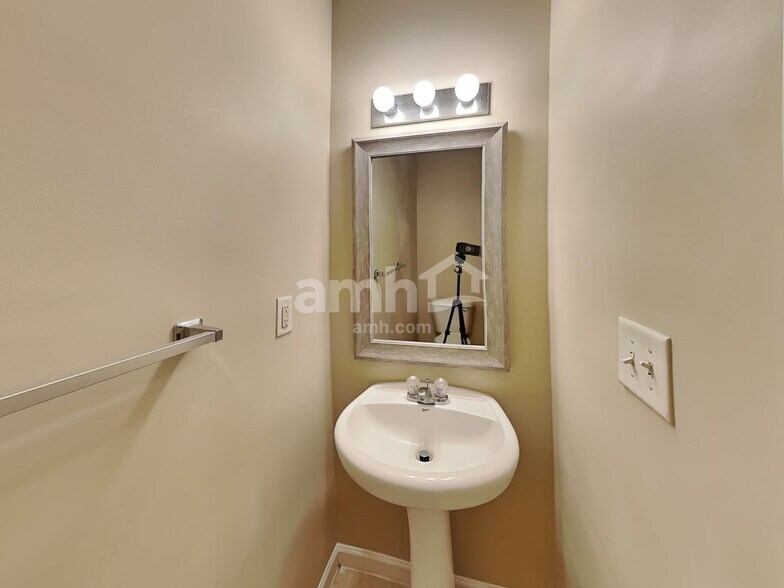 Building Photo - 1001 Collington Dr