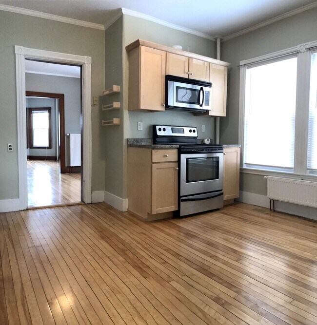 Kitchen with space for dining table - 488 Woodford St