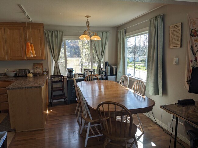 Building Photo - Cherry St Duplex