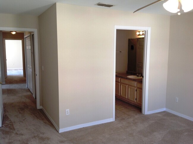 Building Photo - Spacious three bed at The Hamptons