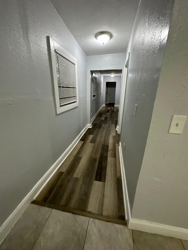 Building Photo - Fully Renovated 3/1 Single Family House Available for Immediate Rent!