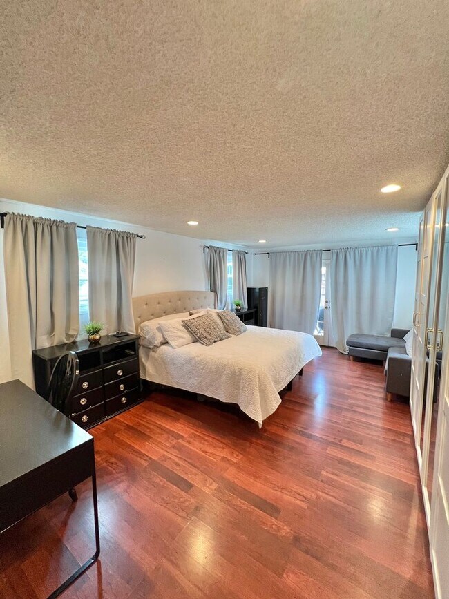 Building Photo - Spacious Remodeled Home Near El Dorado Park