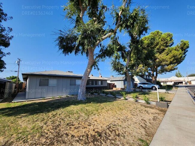 Building Photo - 3 bedroom/ 2 bathroom home located near th...